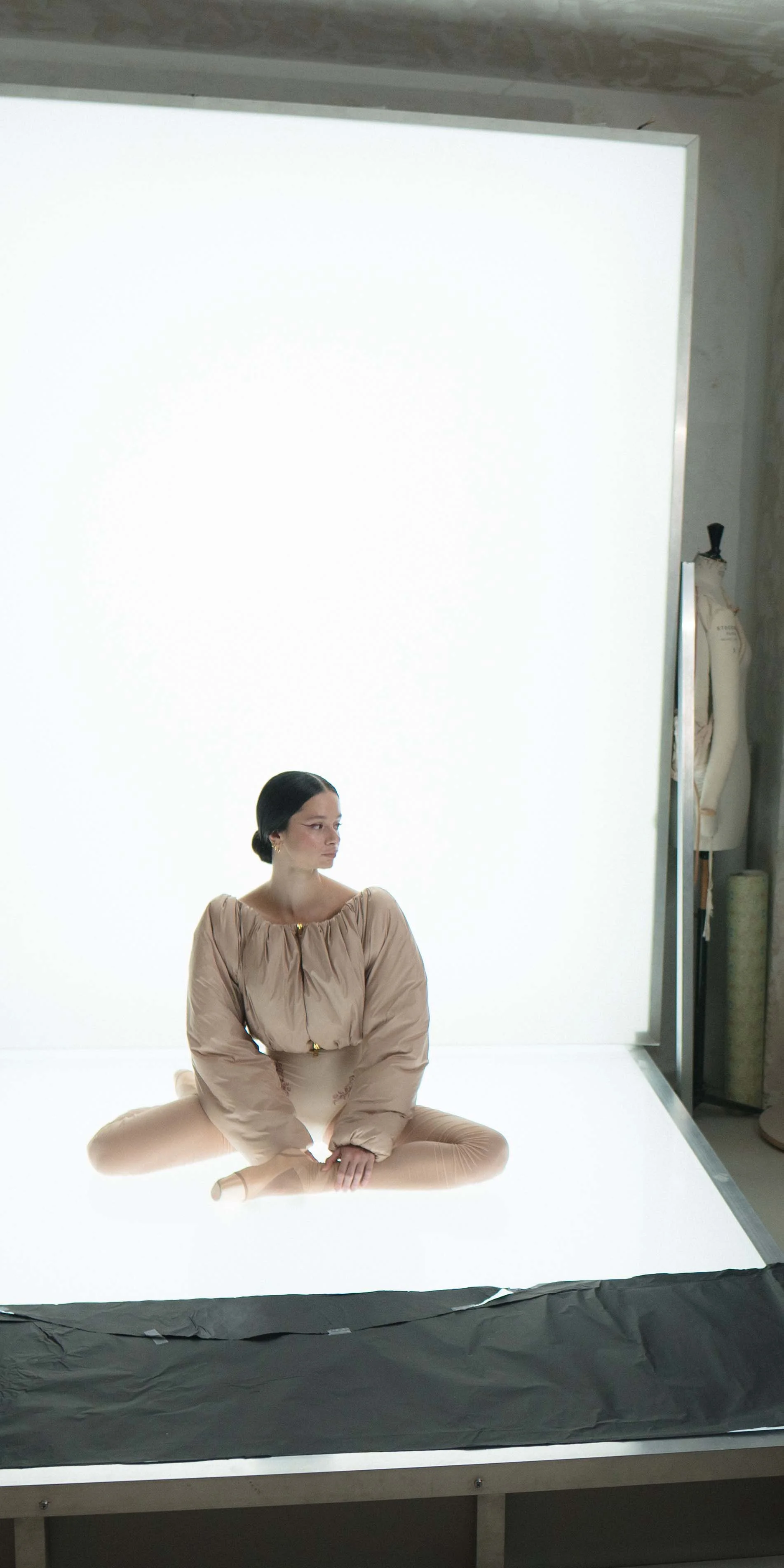 Cropped boatneck puffer jacket in light beige front sitting
