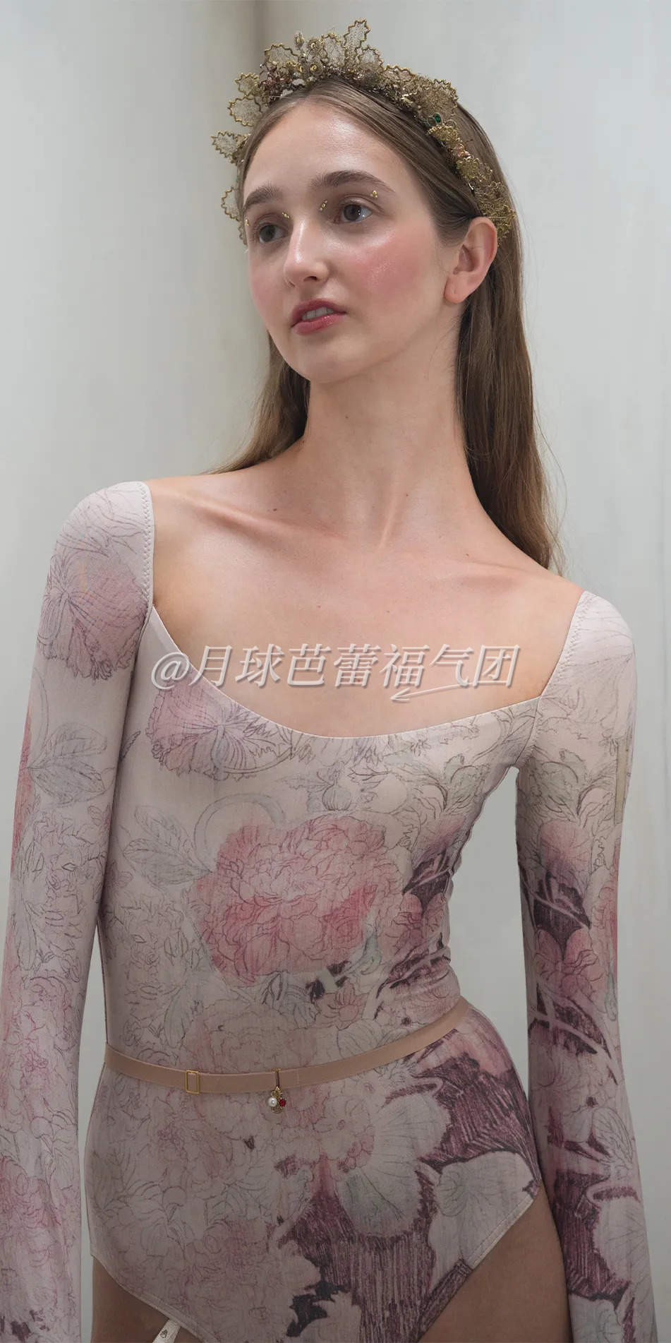 Printed sweetheart neckline leotard in dusty pink front cropped buste