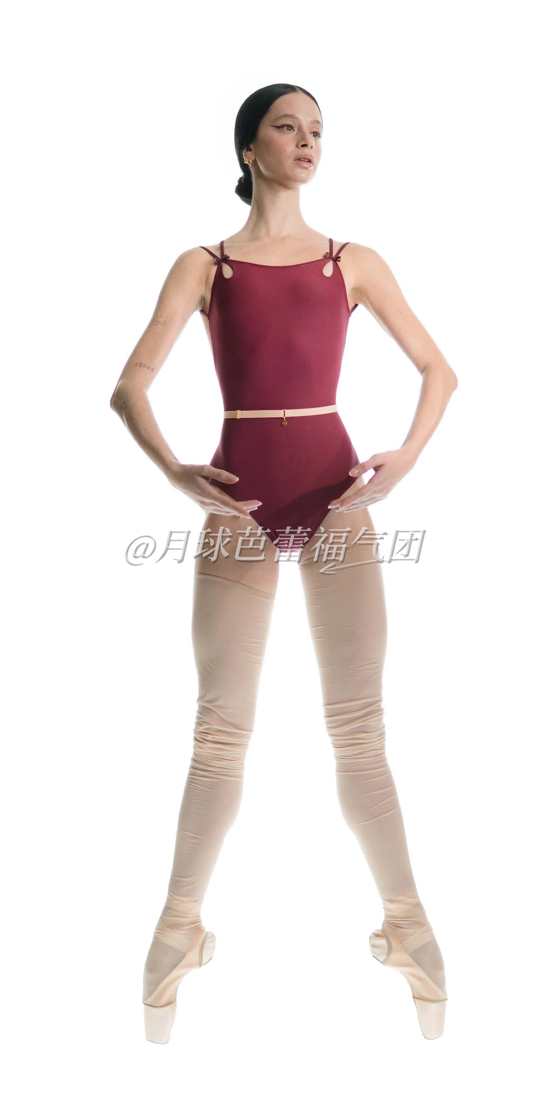 Classic cross back leotard in burgundy front en pointe