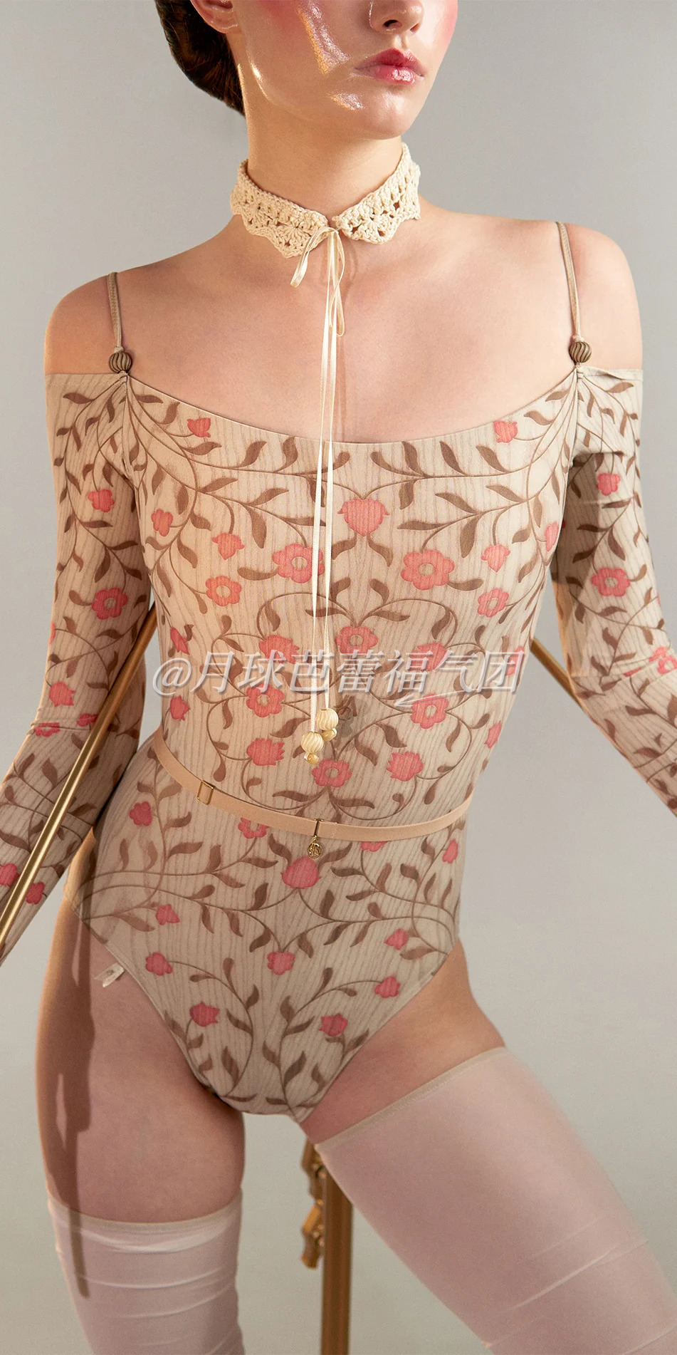 04_Off-shoulder-leotard-long-sleeve-in-oak-brown-cropped-front-view-close-up.webp
