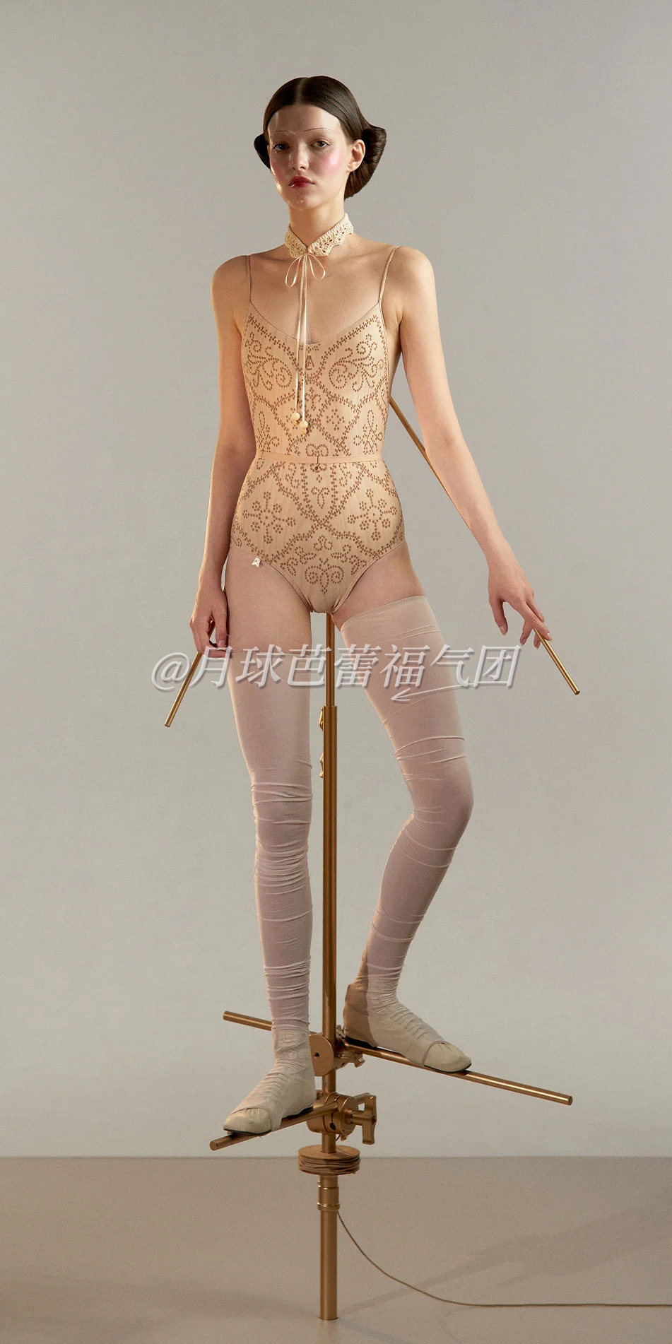 05_Camisole-leotard-in-wooden-print-pine-red-front-view-on.webp